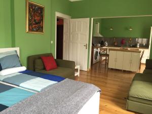 um quarto com uma cama, um sofá e uma cozinha em Апартамент ELSOR em Burgas