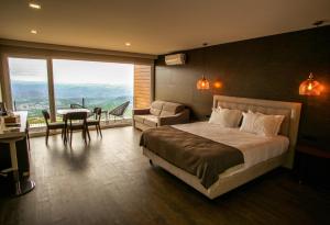 A bed or beds in a room at Paraíso Douro AL