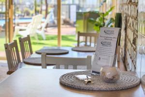 אזור ישיבה ב-Lakeside Holiday Apartments Merimbula