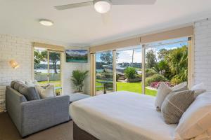 מיטה או מיטות בחדר ב-Lakeside Holiday Apartments Merimbula