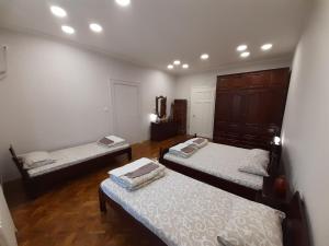 Uma cama ou camas num quarto em Downtown apartment in walk zone with 3 bedrooms and garage