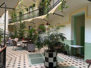 un patio con mesas y macetas en un edificio en Hotel Peninsular, en Barcelona