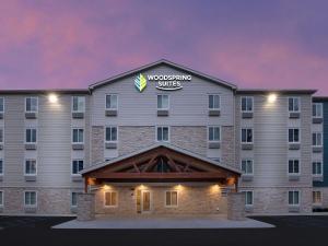 Vorderansicht eines Hotels mit einem Gebäude in der Unterkunft WoodSpring Suites Merrillville in Merrillville