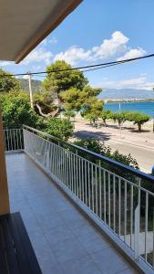 balkon z widokiem na ocean w obiekcie Nafpaktos Beach House w mieście Nafpaktos