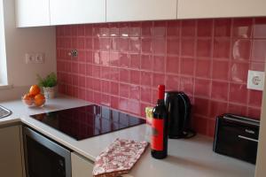 A cozinha ou cozinha compacta de Cardeal Suites & Apartments