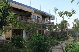 una casa con un passaggio di fronte di Jaya Villa ad Amed