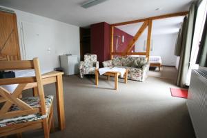 sala de estar con sofá y 2 sillas en Café-Pension Feldbergblick, en Titisee-Neustadt