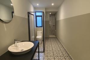 メキシコシティにあるHostal CASA MX centroのバスルーム(洗面台、トイレ付)