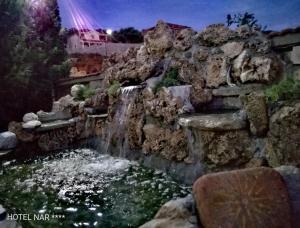 een waterval in een rotswand met een fontein bij Hotel Nar Gevgelija in Gevgelija