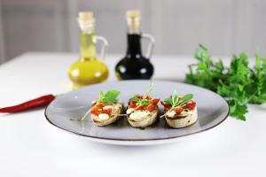 une assiette avec quatre entrées sur une table dans l'établissement Hotel i Restauracja "Pod Orłem", à Kartuzy