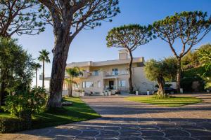 un edificio con árboles delante de él en Villa Eliana, en Sorrento