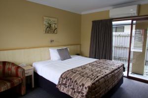 เตียงในห้องที่ Blenheim Spa Motor Lodge