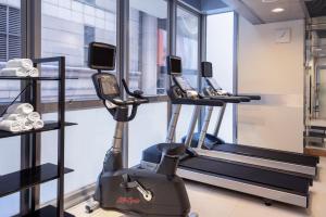 un gimnasio con cinta de correr y tres móviles en Holiday Inn Express Hong Kong Causeway Bay, an IHG Hotel, en Hong Kong