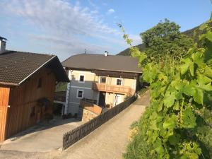 une maison avec une clôture devant elle dans l'établissement Maso Fallmerayer - Fallmerayerhof, à Bressanone