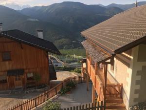 - une vue sur un bâtiment avec des montagnes en arrière-plan dans l'établissement Maso Fallmerayer - Fallmerayerhof, à Bressanone