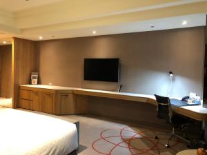 A television and/or entertainment centre at Hotel Royal Hsinchu