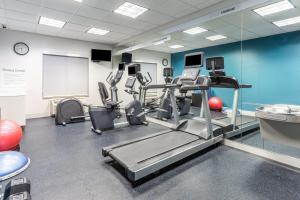 un gimnasio con cintas de correr y equipo cardiovascular en una habitación en Holiday Inn Express & Suites White Haven - Poconos, an IHG hotel, en White Haven