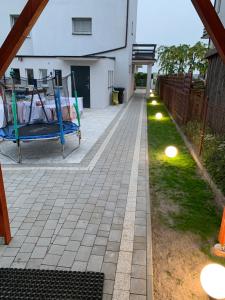 un patio con una fila di luci sull'erba di Marinas Rewa a Rewa