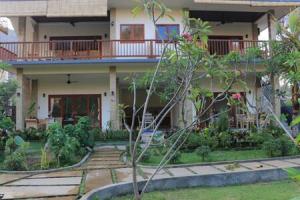 una casa con balcone e cortile di Jaya Villa ad Amed