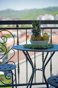 een fruitschaal op een tafel op een balkon bij All Seasons Apartments in Ohrid