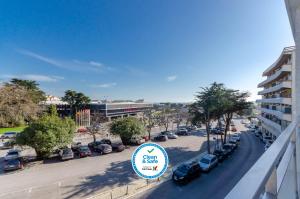 una vista de una calle con coches aparcados en un aparcamiento en Hotel Alvorada, en Estoril