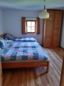 een slaapkamer met een bed met een quilt bij Haus Moser in Altaussee