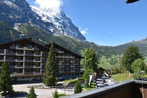 hotel z widokiem na góry w obiekcie First Apartments w mieście Grindelwald