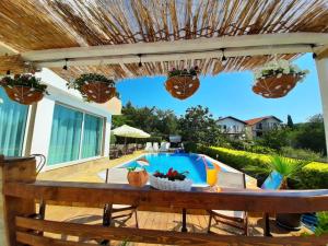 um pátio com uma mesa e uma piscina em Milennia Family Hotel em Sunny Beach