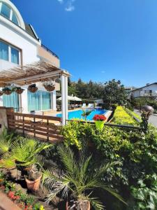 uma casa com piscina e plantas em Milennia Family Hotel em Sunny Beach