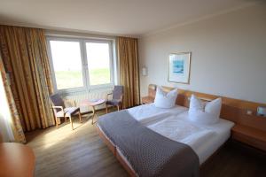 Cama ou camas em um quarto em Strandhotel Dagebüll direkt an der Nordsee