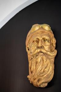 um busto de ouro de um homem com barba em Átrium Rooms & Café em Sopron