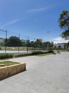 een park met twee banken in een park bij Apartamento Luxury Home Huelva Zona centro in Huelva