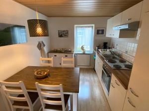 une cuisine avec une table en bois et une salle à manger dans l'établissement Apartment 003 Kassel Harleshausen, à Cassel