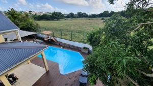 una terraza con vistas a una piscina en Villa Mango, en Le Gosier