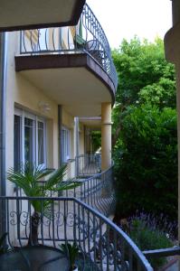 einen Balkon eines Hauses mit einer Pflanze darauf in der Unterkunft Hotel Harka in Harkány