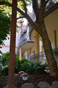 ein Gebäude mit seitlicher Wendeltreppe in der Unterkunft Hotel Harka in Harkány