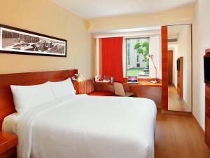 Ліжко або ліжка в номері ibis New Delhi Aerocity - An Accor Brand