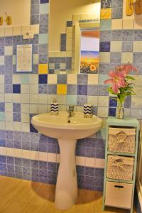 A bathroom at Flowery Inn Villa