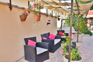 A seating area at Flowery Inn Villa