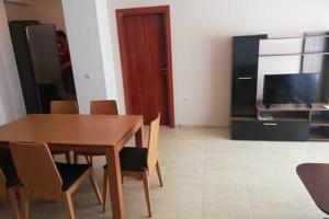 Yves 2 Bed apart at Sun Village Sunny Beach not far away from the sea TV 또는 엔터테인먼트 센터