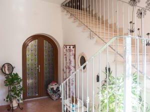 einen Flur mit Wendeltreppe und Tür in der Unterkunft Villa Hermosa in Alghero