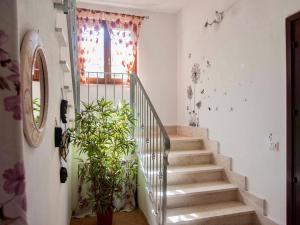 eine Treppe in einem Haus mit Fenster in der Unterkunft Villa Hermosa in Alghero