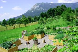 einen Garten mit einem Berg im Hintergrund in der Unterkunft Apartments Leni in Postojna