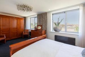 Hotel La Rosa Amsterdam Beach房間的床