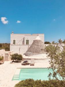 Swimmingpoolen hos eller tæt på Masseria Fenicia