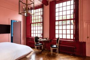 a bedroom with a bed and a table and chairs at Hotel Beijers in Utrecht