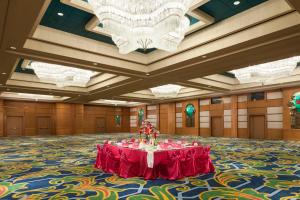 Habitación grande con una mesa roja en el centro en Moody Gardens Hotel Spa and Convention Center, en Galveston