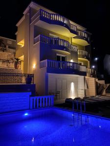 Willa z basenem w nocy w obiekcie Apartments - Villa Sabrina w Breli