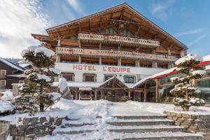 un gran hotel con nieve en las escaleras en Hotel L'Equipe, en Morzine