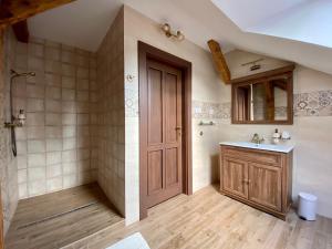 A bathroom at VILLA ANGEL